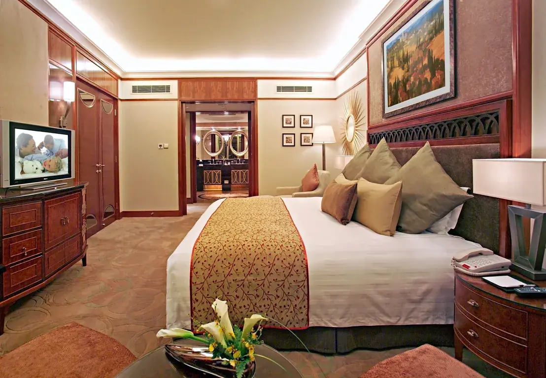 Suite room bed and window treatments